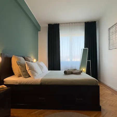 Br Train Station Apartment *