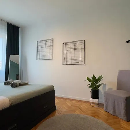 Br Train Station Apartment *